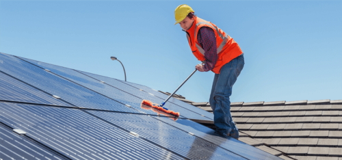 mujer dando mantenimiento a paneles solares